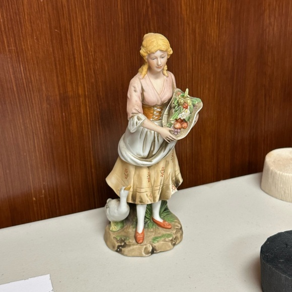 Vintage Homco Porcelain Large figurine Victorian Girl With Goose and fruits - Picture 8 of 13